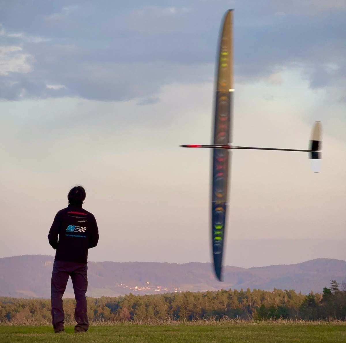 F5J Modellflugzeug im Tiefflug